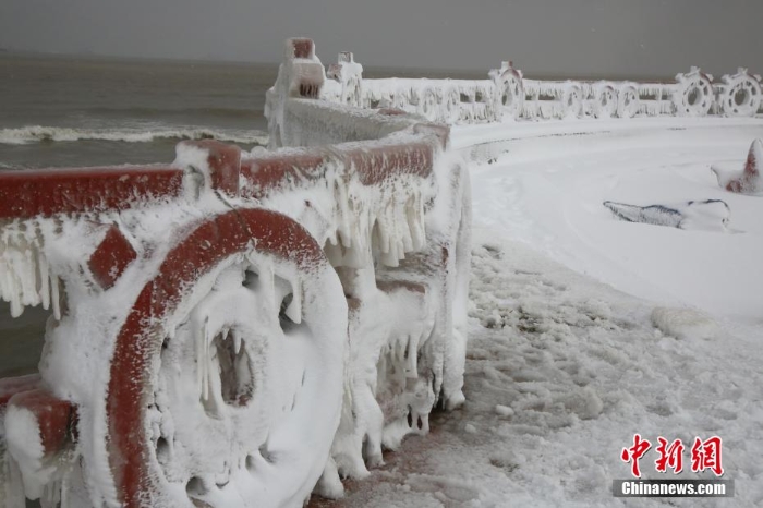 煙臺(tái)海濱現(xiàn)冰凌景觀