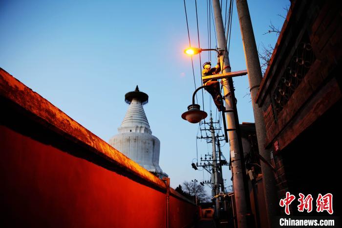 元旦前夕，北京城市照明管理中心員工檢修維護白塔寺等地區(qū)照明設(shè)施?！埑?攝