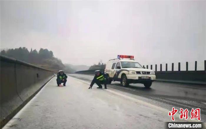 圖為交警在貴黔高速54公里長轄區(qū)巡邏執(zhí)勤。貴陽交警供圖