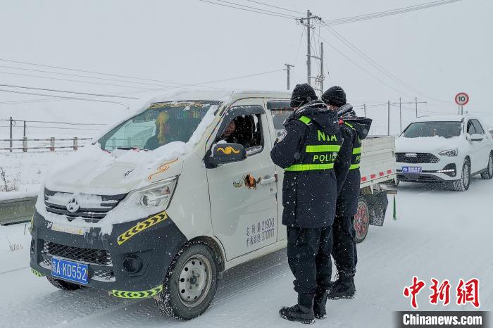 日喀則邊境管理支隊(duì)老馬泉河邊境檢查站民警頂風(fēng)冒雪執(zhí)勤檢查?！±罾?攝