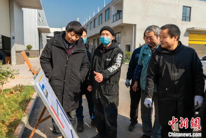 員工圍在展板前了解就地過年相關政策。婺城宣傳部供圖