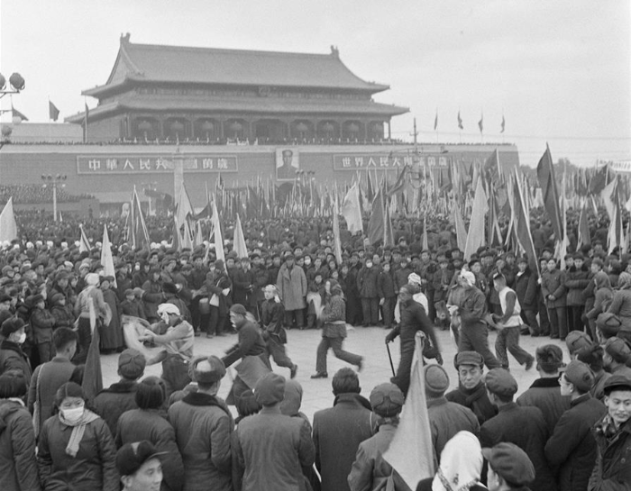 1956年1月15日，北京各界20多萬人在天安門廣場舉行慶祝社會(huì)主義改造勝利聯(lián)歡大會(huì)。新華社發(fā).jpg