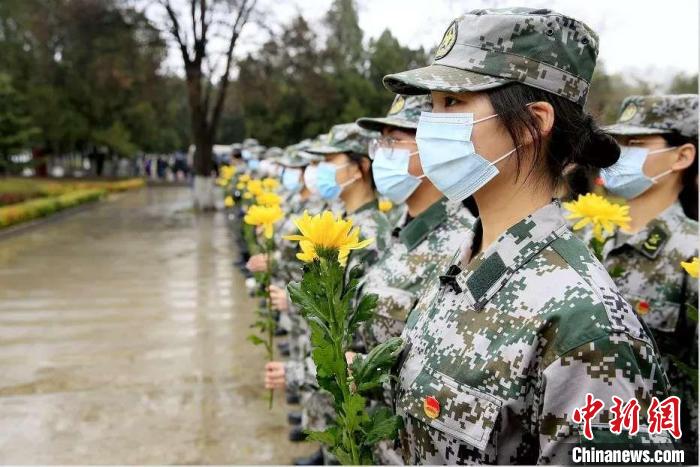 2021年4月3日，武警女兵在蘭州烈士陵園祭奠烈士。　甘肅省退役軍人事務(wù)廳供圖 攝