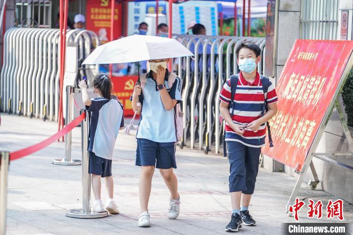 廣西南寧學(xué)生放學(xué)后離開校園。(資料圖) 陳冠言 攝