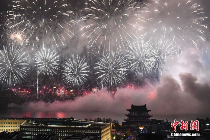 長(zhǎng)沙舉辦大型音樂焰火晚會(huì)慶建黨100周年