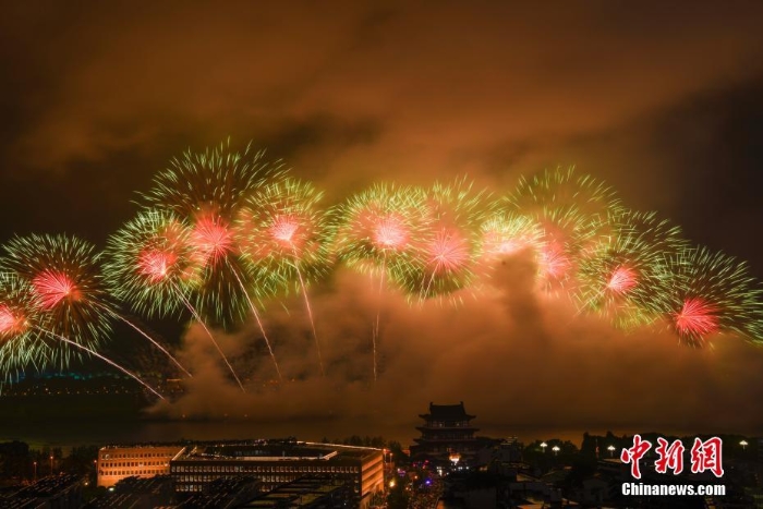 長(zhǎng)沙舉辦大型音樂焰火晚會(huì)慶建黨100周年