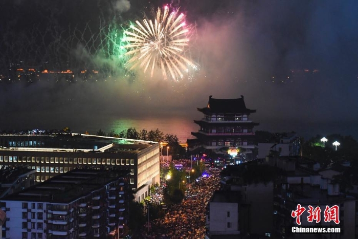 長(zhǎng)沙舉辦大型音樂焰火晚會(huì)慶建黨100周年