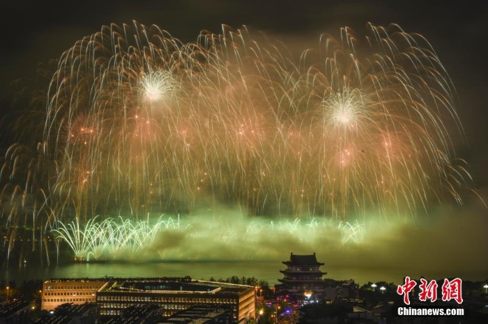 長(zhǎng)沙舉辦大型音樂焰火晚會(huì)慶建黨100周年