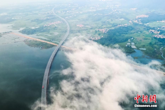 【沿著高速看中國】航拍江西九江繞城高速廬山青山湖大橋