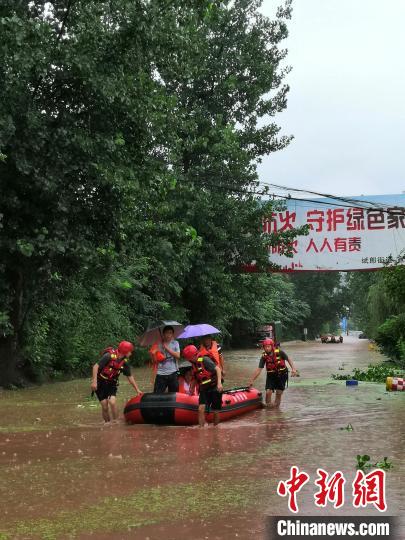 四川達州強降雨致洪澇災(zāi)害：救援人員救出被困民眾