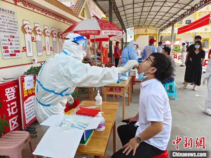 圖為7月10日，瑞麗市卯相社區(qū)居民進(jìn)行核酸檢測(cè)。　韓帥南 攝