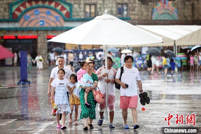 大傘底下好躲雨?！°蟛?攝