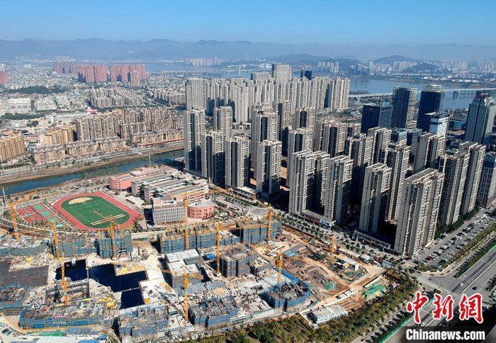 資料圖為航拍福州市閩江畔一處新建住宅。 <a target='_blank' href='http://www.chinanews.com/'>中新社</a>記者 呂明 攝