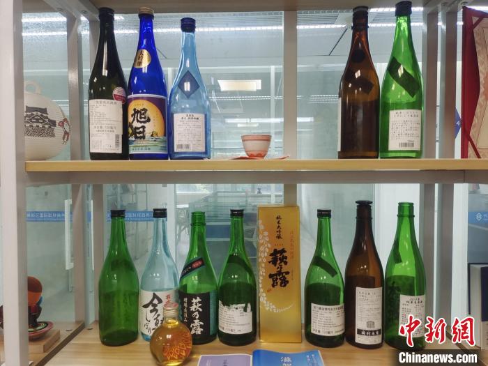 荻野大辦公室展示的日本清酒?！√菩∏?攝