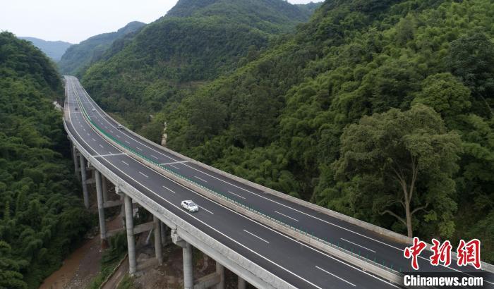 圖為峨漢高速峨眉至峨邊段。　劉忠俊 攝