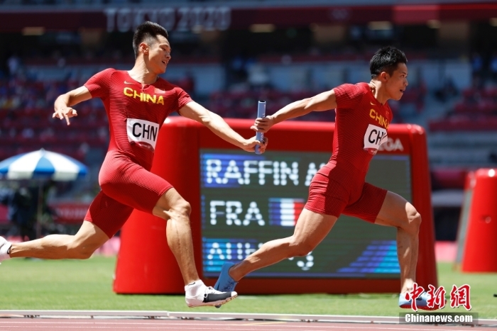 腳下生風(fēng)！東京奧運(yùn)會(huì)中國(guó)男子4x100接力晉級(jí)決賽