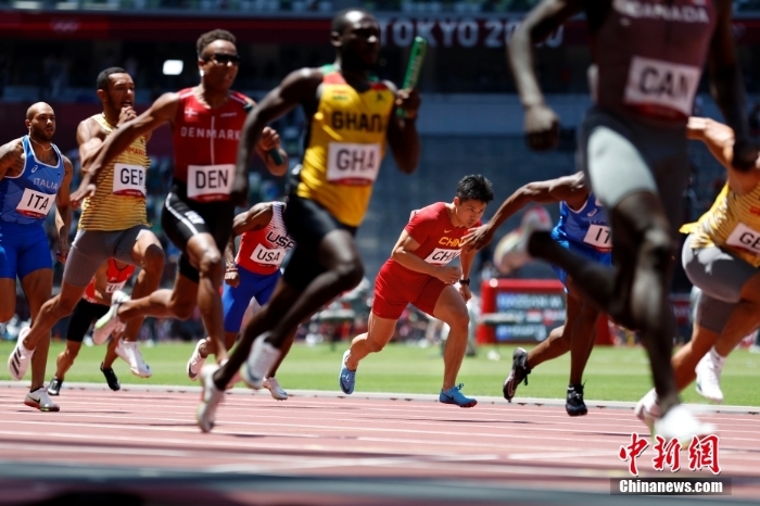 腳下生風(fēng)！東京奧運(yùn)會(huì)中國(guó)男子4x100接力晉級(jí)決賽