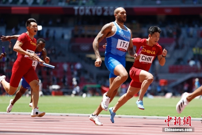 腳下生風(fēng)！東京奧運(yùn)會(huì)中國(guó)男子4x100接力晉級(jí)決賽