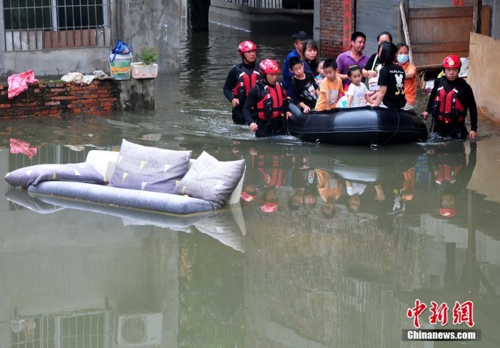 臺風“盧碧”致福州閩侯積水嚴重  救援人員轉(zhuǎn)移被困民眾