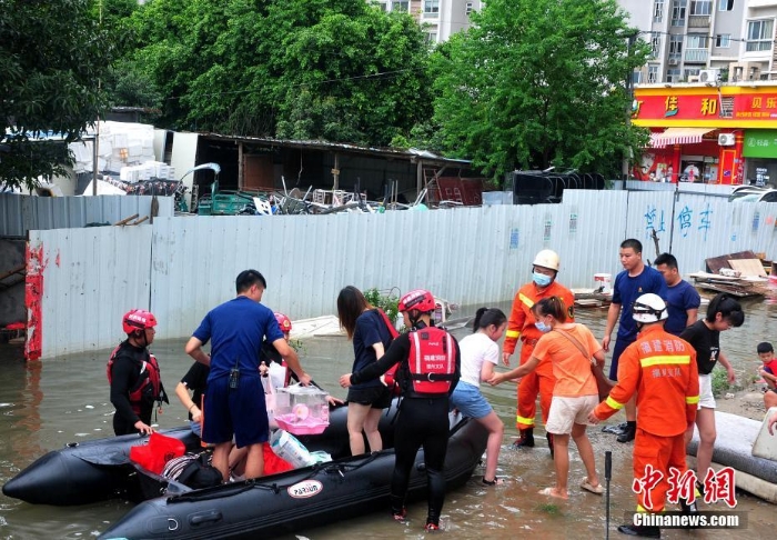 超強降水致福建多地積水內(nèi)澇 近9萬人次轉(zhuǎn)移