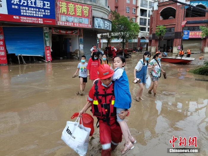 四川達(dá)州遭暴雨襲擊 救援人員緊急轉(zhuǎn)移被困民眾