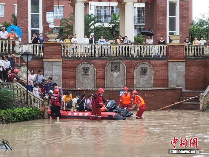 四川達(dá)州遭暴雨襲擊 救援人員緊急轉(zhuǎn)移被困民眾