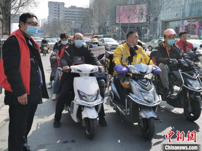 資料圖：鄭州街頭騎電動自行車的市民。　王登峰 攝