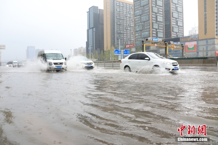 直擊暴雨下的鄭州街頭