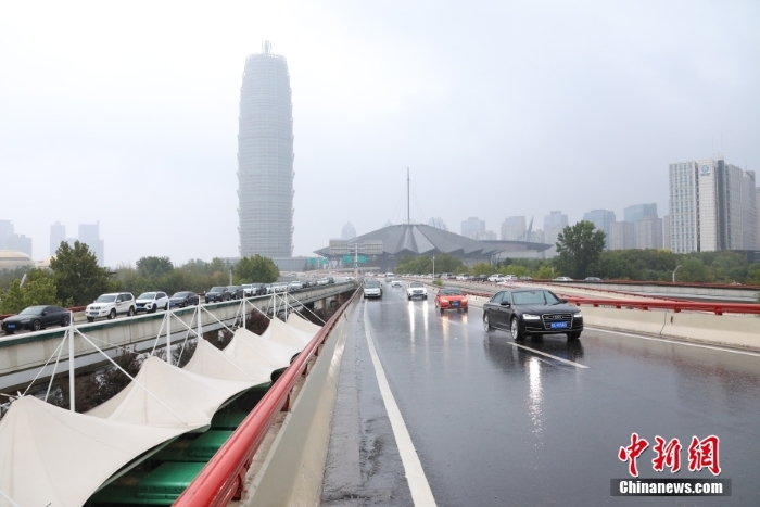 直擊暴雨下的鄭州街頭