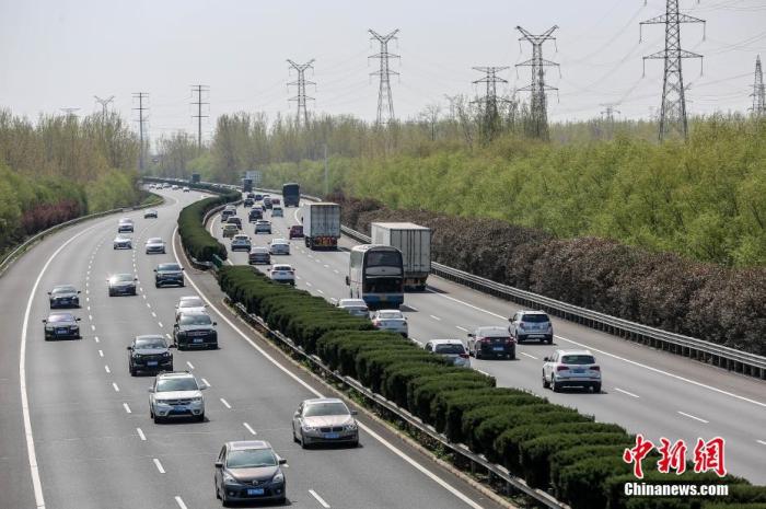 4月5日，江蘇淮安，位于該市境內(nèi)的長深高速路段上，迎來清明小長假返程車流高峰，過往車輛川流不息。 圖片來源：視覺中國