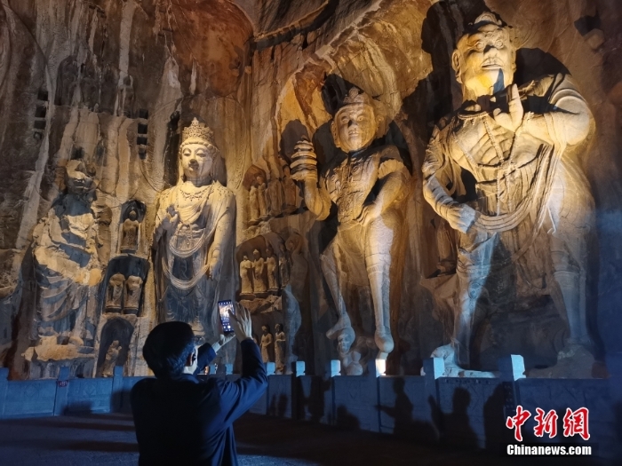 河南洛陽(yáng)龍門(mén)石窟夜景 蔚為壯觀(guān)神秘莫測(cè)