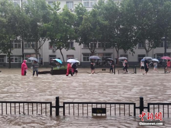 資料圖：持續(xù)強降雨導致鄭州部分街道積水嚴重。<a target='_blank' href='http://www.chinanews.com/'>中新社</a>記者 闞力 攝 