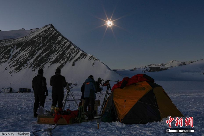 科學(xué)家在南極洲觀測日食