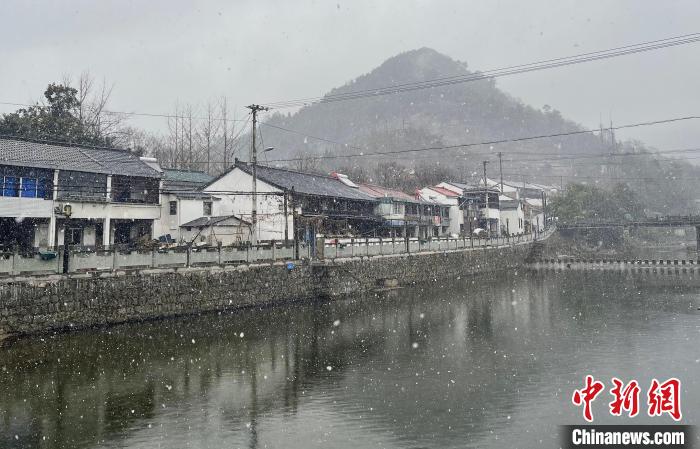 圖為：寧波四明山雪花飄落?！”R皖娜(通訊員) 攝