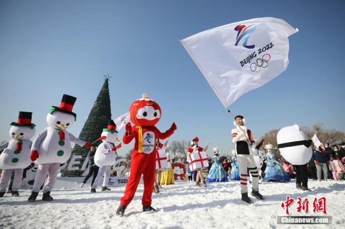 1月1日，北京世界公園“冬日戀歌”冰雪主題巡游。世界公園近日推出歡樂冰雪季暨“北奧探夢(mèng)”冰雪嘉年華，包括冬奧知識(shí)科普活動(dòng)等主題活動(dòng)，以冬奧文化為核心，助力北京2022年冬奧會(huì)。 <a target='_blank' href='/'>中新社</a>記者 趙雋 攝