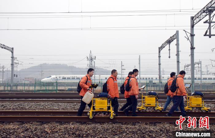 圖為鋼軌探傷工利用列車間隔時(shí)間檢測鋼軌?！⊥鹾?攝