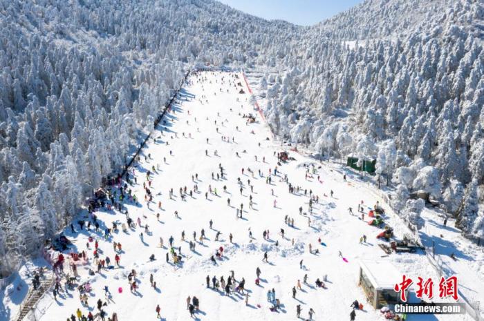 圖為無人機航拍眾多游客在滑雪。 祝興勇 攝