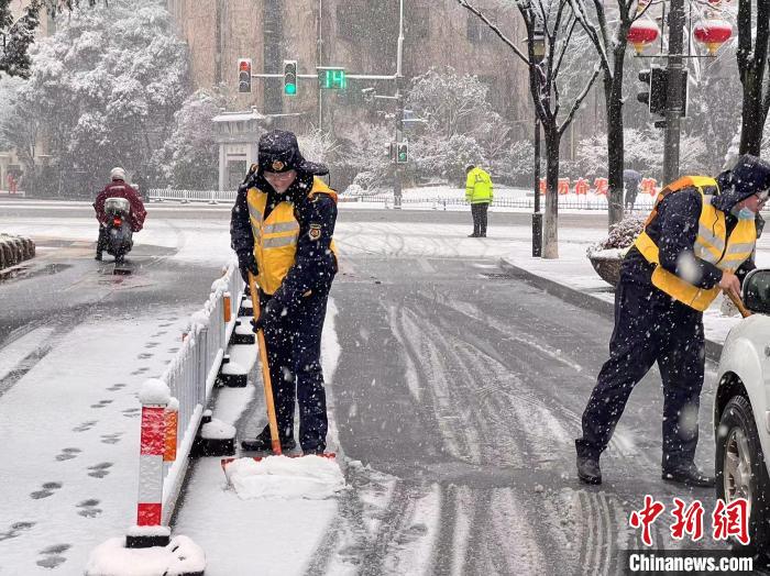 截至7日清晨6時(shí)，江蘇南京全市已經(jīng)出動(dòng)人員2萬余人次，掃雪車輛、機(jī)械1395臺(tái)次，保障市民出行?！∧暇┏枪芄﹫D