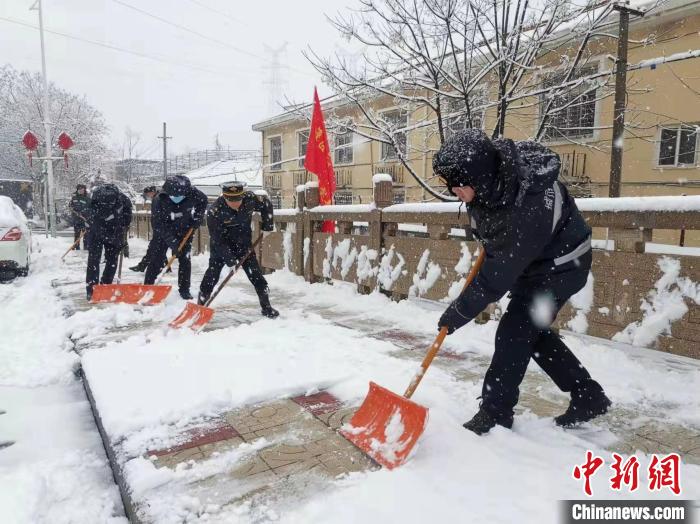 從7日凌晨至8日，江蘇南部等地局部地區(qū)迎來暴雪，最深積雪達(dá)6厘米以上?！∧暇┏枪芄﹫D