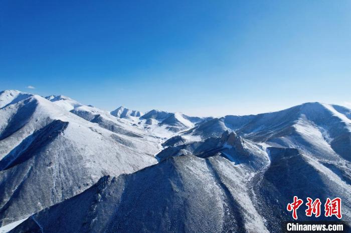 圖為雪后祁連山國(guó)家公園青海片區(qū)。　馬銘言 攝