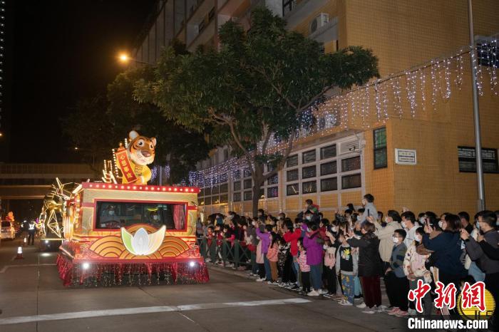 澳門(mén)農(nóng)歷新年花車(chē)匯演吸引大批市民到場(chǎng)觀賞