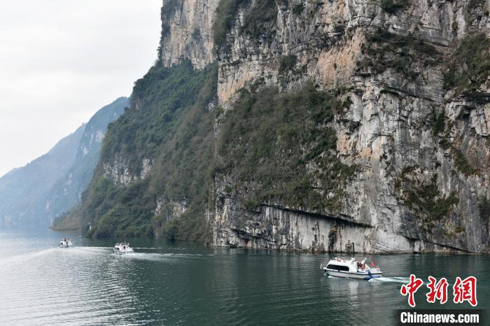 游船往來(lái)航行在重慶市酉陽(yáng)土家族苗族自治縣烏江龔灘古鎮(zhèn)段，一片繁忙景象?！∏窈楸?攝