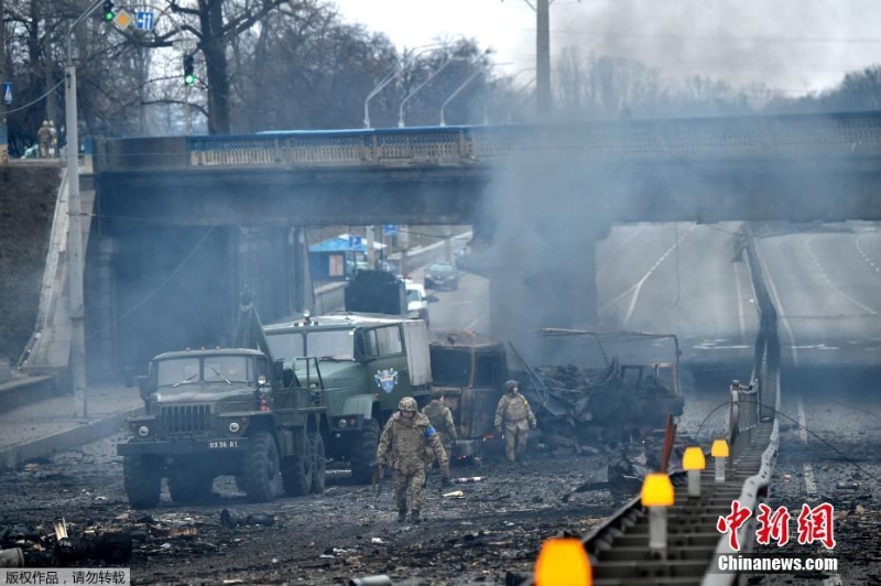 烏克蘭軍隊(duì)基輔街頭遭遇俄羅斯突襲小組 交火后地面一片狼籍