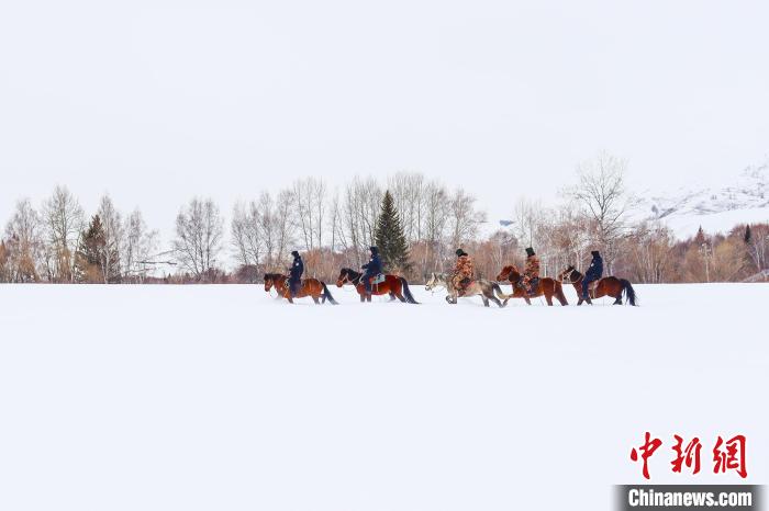 民警和護(hù)邊員騎馬穿越雪海?！±钽戵K 攝