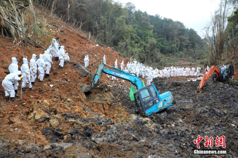 東航墜機(jī)救援現(xiàn)場：武警官兵分批次、分區(qū)域搜索