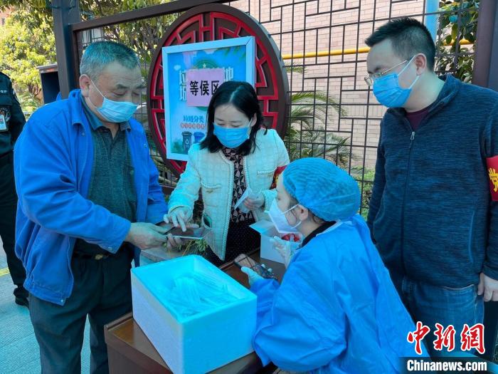 湖南省稅務(wù)局青年黨員主動參與雨花區(qū)全員核酸檢測志愿者工作，引導社區(qū)居民掃碼檢測?！×_舜愛 攝