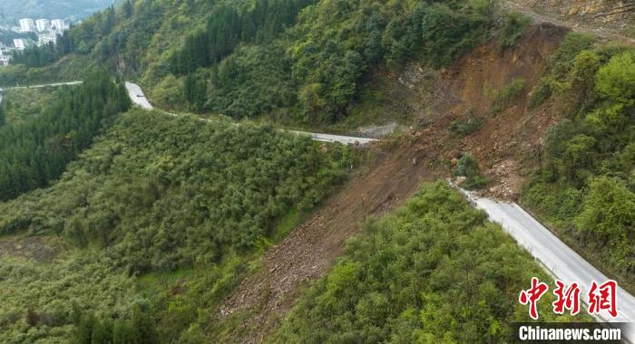 地震導(dǎo)致的山體滑坡阻斷部分道路?！⒅铱?攝