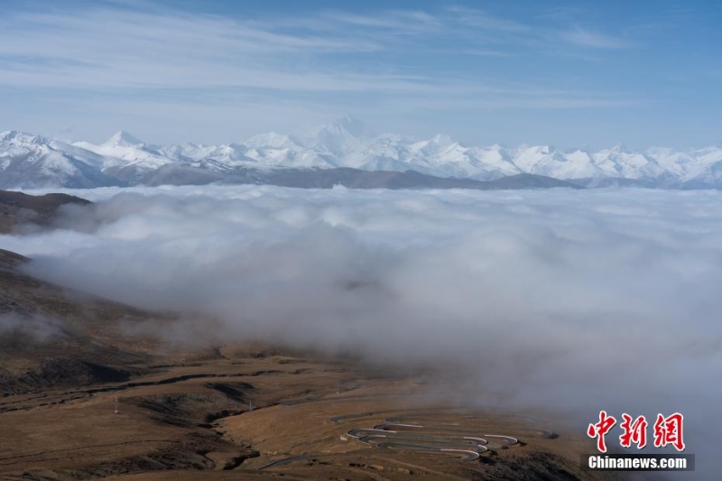 西藏珠峰現(xiàn)壯闊云海景觀