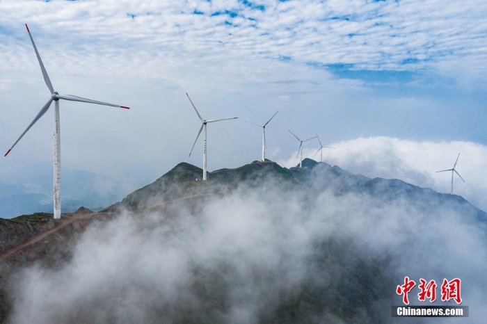 航拍江西泰和云海山間奔涌 風(fēng)車時隱時現(xiàn)