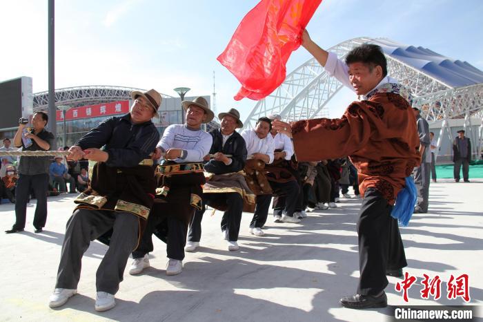 圖為各族群眾一起參與拔河比賽。　海西州委宣傳部 供圖